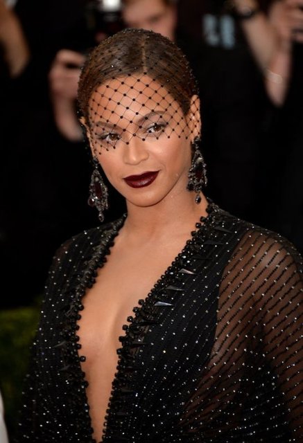 Dekolte konusunda oldukça cesur davranan Beyonce geçtiğimiz günlerde eşi Jay Z ile Los Angeles'da görüntülenmişti...