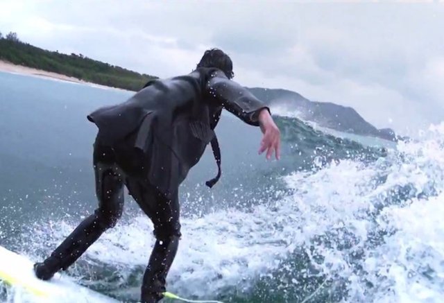 Bir mayo firması geliştirdiği  - 'Wetsuit' isimli takım elbise görünümlü mayo,  - insanların iş kıyafetleriyle yüzmesinin ve spor aktivitelerine katılmasının önünü açtı.