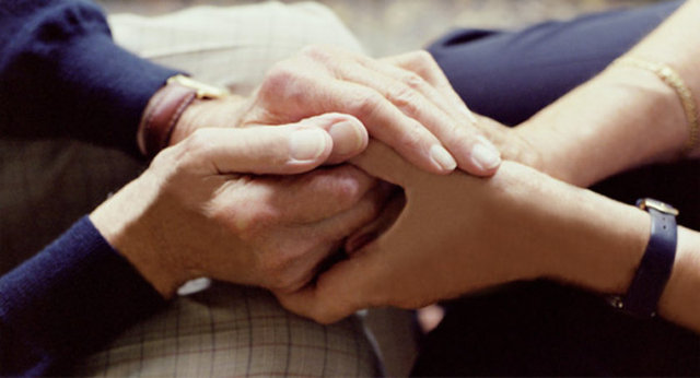 Bu konuda ailelere ve yakınlara düşen görev; bireyin bağımlılığı dışındaki ilgi alanlarını keşfetmek ve o alanlara yönelmesi için destek olmaktır.