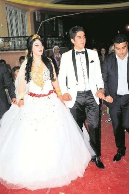 2013 yılında Aslan ile bir köy düğününde evlendiklerini söyleyen Rojbin Aslan, "Ceren'e şampanya patlatırken bizi aç bıraktı" dedi.