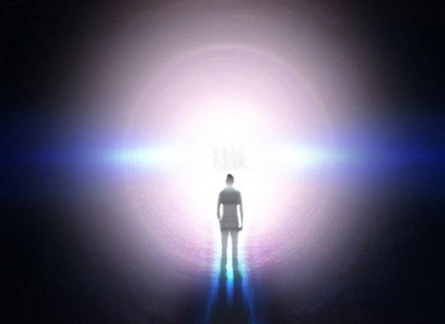 Gerçeklik ötesi teoriler ise bu deneyimleri ölümden sonra yaşamın ve bedenden ayrı bir varlık olarak ruhun kanıtları olarak görüyor. -