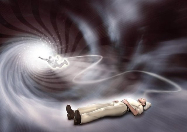 Bunlarda hızlanmış düşünce  süreçleri, "yaşamın sinema şeridi gibi akması" gibi bilişsel; huzur ve sevinç gibi duygusal; ya da mistik varlıklarla ya da ölmüş kişilerle karşılaşmalar gibisinden gerçeklik ötesi bileşenler olabiliyor.