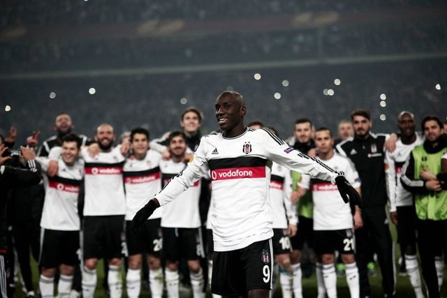 Alman özel televizyon kanalı "n-tv" de Beşiktaş'ın galibiyetini "Liverpool dramatik bir şekilde başarısız oldu" başlığıyla duyurdu.