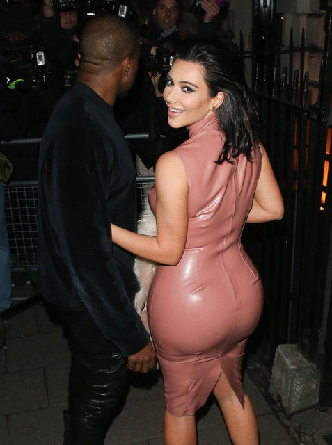 Bir otelde atşam yemeği yiyen çift hem girişte hem de mekandan çıkışta bir fotoğrafçı ordusu tarafından adım adım takip edildi.