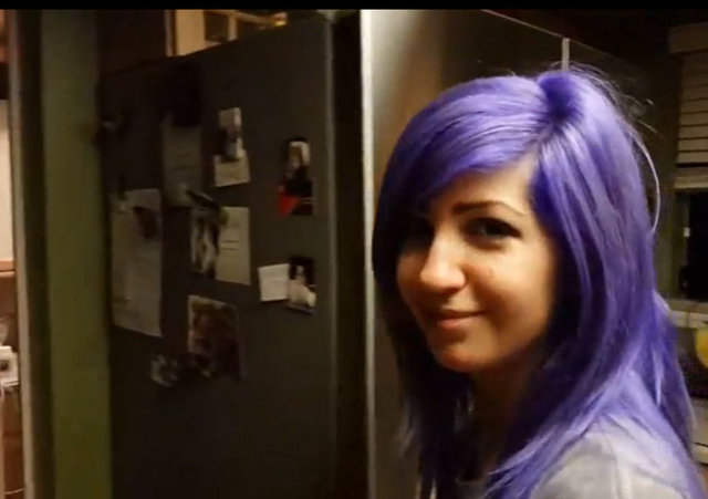 Tek yaptığı saçlarını erkek arkadaşı DJ Monopoli'ye boyatmaktı.