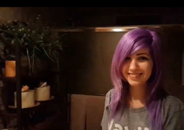 İşte sosyal medyanın gündemini oluşturan o soru: Sabrina'nın saçları pembe mi, mor mu yoksa mavi mi?