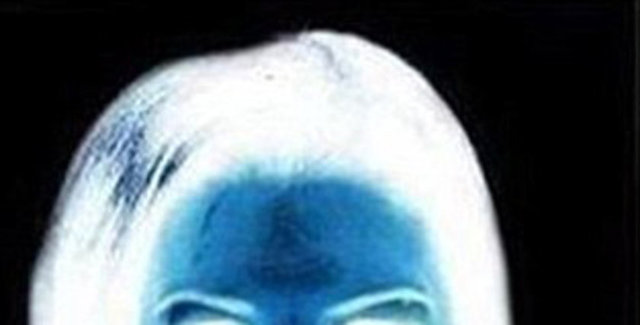 Kadının burnundaki noktaya 15 saniye bakın.. Sosyal medyada hangi renk olduğu hakkında uzun tartışmalar yürütülen elbise fotoğraflarının ardından şimdi yeni bir fotoğraf ilüzyonu gündemde.