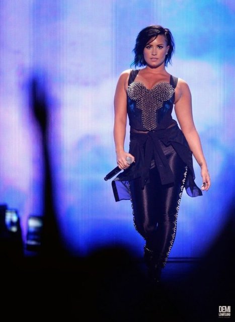 DEMI LOVATO  - Mavi-Siyah