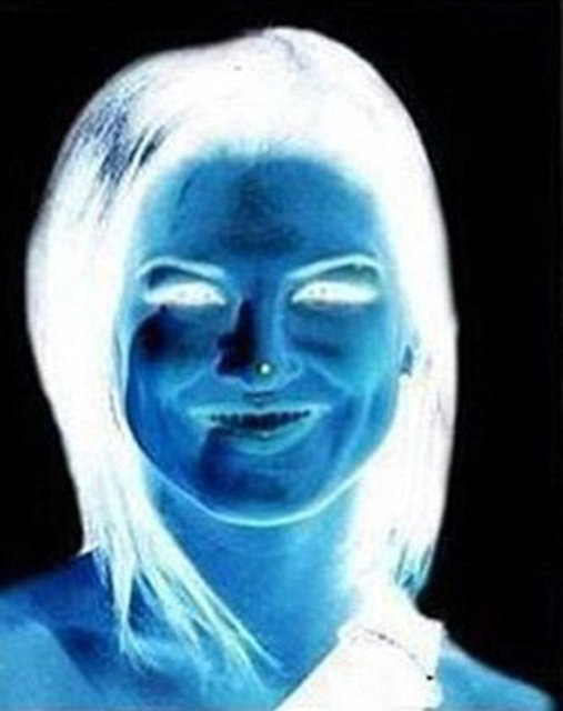 Bu optik yanılsama beyinde 'negatif görüntünün izi' olarak bilinen kodlama ile mümkün oluyor.