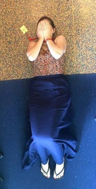 Yerle bir olan elbise Uzun süre tartışılan elbiseye bir yenisi daha eklendi. Bir kadın giydiği kıyafetin yerdeki kilim ve muşamba ile aynı tonlarda olduğunu fark etti.