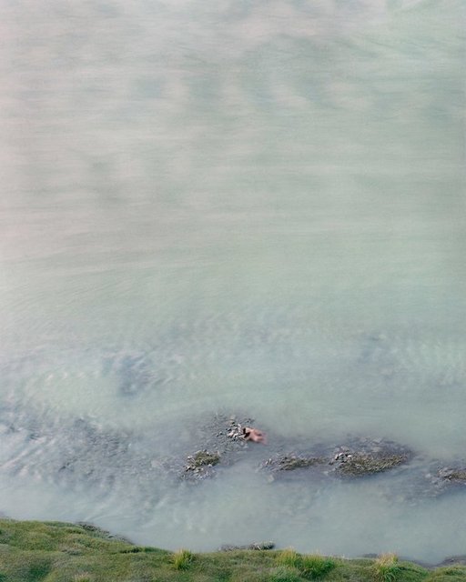 Çarpıcı manzaraların ortasına yerleştirdiği çıplak insan figürüyle kalabalıklardan uzak başka bir algı yaratmaya çalışan sanatçı; fotoğraflarında çıplak adamı aratıyor.