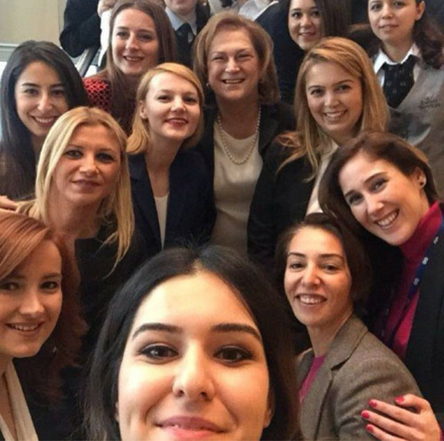 GÜLER SABANCI VE SABANCI HOLDİNG ÇALIŞANLARI