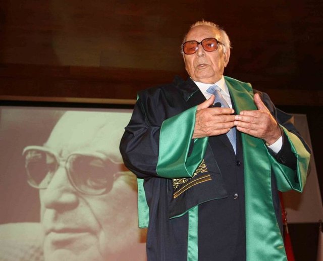 Cemil İpekçi -  - Hiç bir şey korkutmaz beni... Ne seller, depremler, ne fırtınalar ne karanlık, ne ölüm hiç biri dokunmaz bana sensizlikten başka. YAŞAR KEMAL