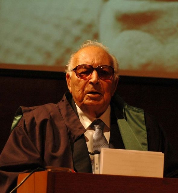 Doğa Rutkay - Sizi yakından tanımış olmak, kitaplarınızı okumuş olmak çok kıymetli.... Yaşar Kemal... Nur içinde yat...