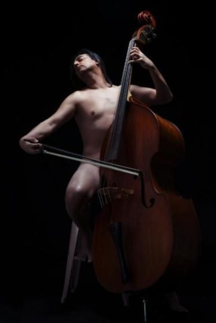 Bu şarkının afişi olarak tasarlanan fotoğrafta erkeği 'akıl', kadını 'irade', elmayı ise 'dünya'yla sembolize ettim. Bunların arkasına 'niyet' koyarak 'adalet', 'barış' ve 'merhamet' ilkesiyle de destekledim.