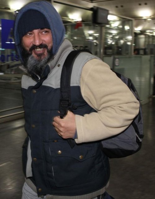 Gazetecilerin sorularını "Uçağımı kaçıracağım" diyerek yanıtlamak istemeyen şarkıcı hızla uzaklaştı. (Hürriyet)