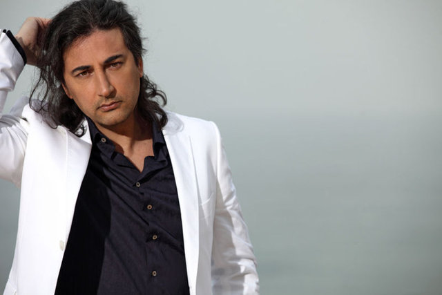 Şarkıda geçen "Her gün aldatır, her gönül yatak" sözü ile Çelik, sevdiği kadının, kendisini aklından bir an bile olsa çıkarmasını, bir başka "şeyi" bir an bile düşünmesini bir "aldatma" olarak görecek kadar tutkulu bir aşkı anlatıyor.