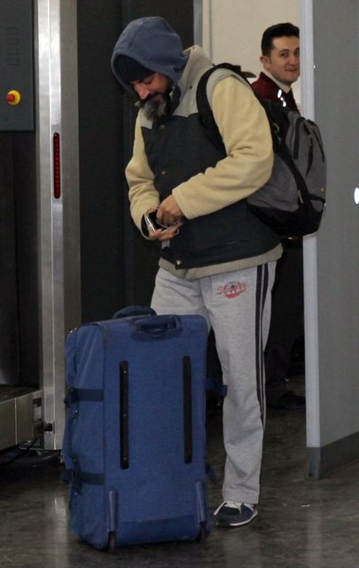 Önceki gece Havalimanı Dış Hatlar'da görüntülenen şarkıcı, uzun sakallarıyla dikkat çekti.