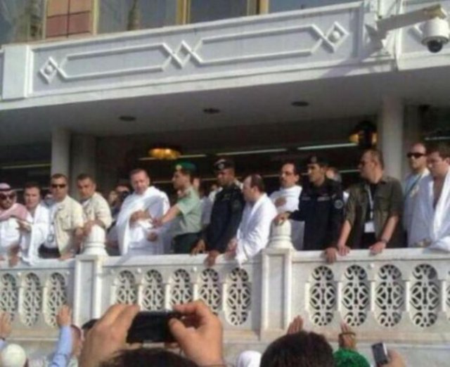 Cumhurbaşkanı Recep Tayyip Erdoğan, Cidde Kral Abdulaziz Uluslararası Havalimanı'ndaki Kraliyet Misafirhanesi'nde ihrama girerek karayoluyla Mekke'ye geldi.