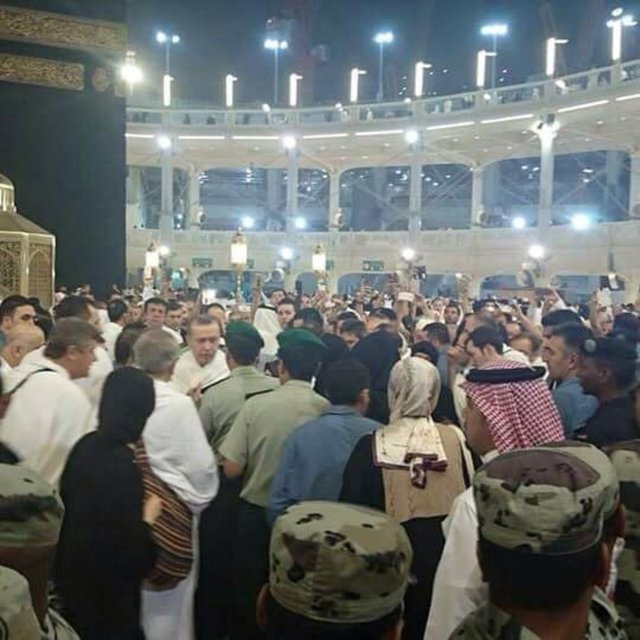 Cumhurbaşkanı Erdoğan ile eşi Emine Erdoğan, Başbakan Yardımcıları Yalçın Akdoğan ve Numan Kurtulmuş, Ekonomi Bakanı Nihat Zeybekci, Dışişleri Bakanı Mevlüt Çavuşoğlu da umre yaptı.