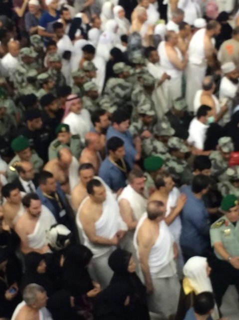 Kabe'de umre yapan Türk vatandaşlarının yoğun ilgisiyle karşılaşan Cumhurbaşkanı Erdoğan, kendisine selam verenlere de el sallayarak karşılık verdi.