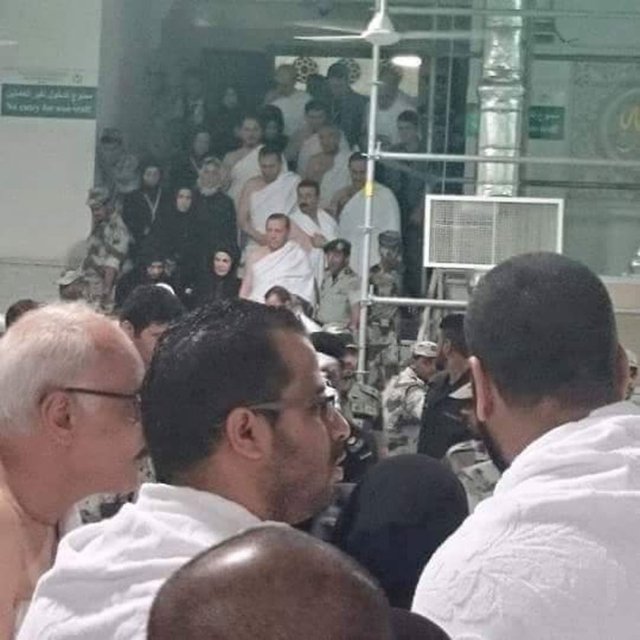 Suudi güvenlik güçlerinin oluşturduğu daire içerisinde gece yarısı Mescid-i Haram'a giren Cumhurbaşkanı Erdoğan ve beraberindeki heyet, Kabe'de önce umre tavafını yaptı.