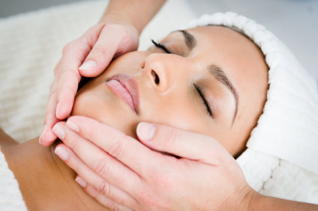 Kaslara tek tek müdahale edilerek kasların kasılması için ve işlevini hatırlatıcı uyarılar verilir.