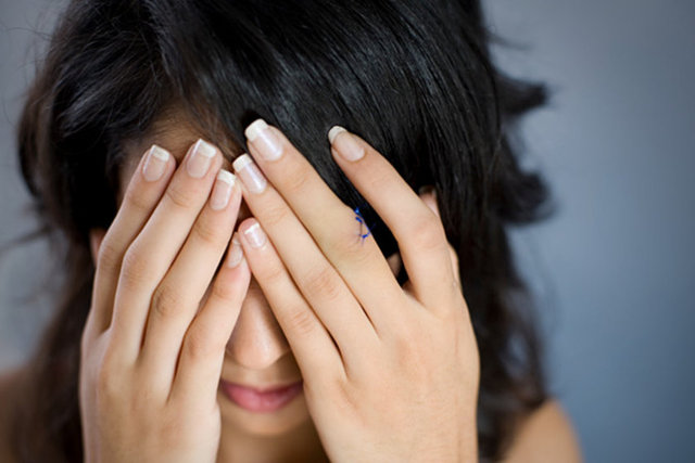 Yüz felcinin belirtilerinin çoğunun kozmetik olduğu düşünülse de bu sadece insanları etkileyen ve akla gelen ilk problemdir.