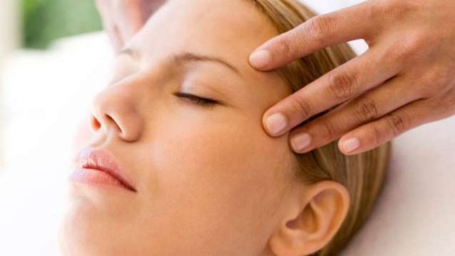 Bunun yanında kalıcı hasarın önlenmesi ve kasların tekrar işlev görebilmesi için fizik tedavi mutlaka alınmalıdır.