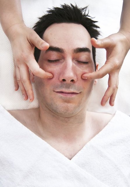 Tedavisi:  Yapılan bir araştırmalar Bell's Palsi olan kişilerin yüzde 85'inde iyileşme olduğunu rapor ediyor.