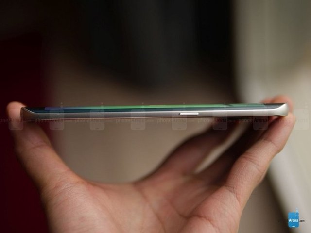 Galaxy S6 ve Galaxy S6 Edge'da bulunan 16 megapiksel arka kameranın sensörünün F1.9'a yükseltilen diyafram büyüklüğü daha iyi odak seçenekleri, efektler için daha iyi ışık yakalama ve alan derinliği sunuyor.
