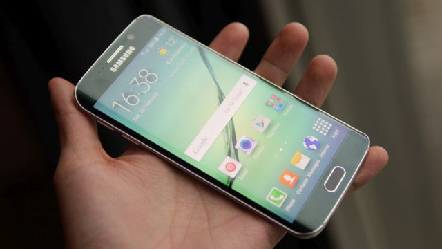 Samsung Galaxy S6 tanıtıldıTüm söylentiler spekülasyonlar ve sızıntılardan sonra Samsung'un merakla beklenen kavisli ekran tasarımına sahip akıllı telefonu Galaxy S6 Edge en sonunda resmen tanıtıldı