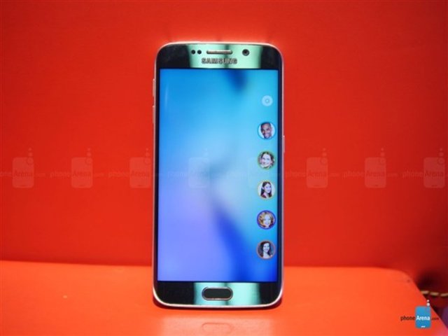 Galaxy S6 Edge'in kavisli ekranı, Galaxy Note Edge'in aksine çok fazla işlevsellik sunmayı hedeflemiyor. Cihazın yanlara hafif şekilde kıvrılan panel ekranın uzantısı olarak görülüyor.