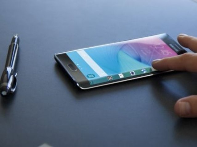 Galaxy S6 modeli 2550mAh bataryaya, S6 Edge ise 2600mAh bataryaya sahip olarak teknoloji severlerin hizmetinde olacak.