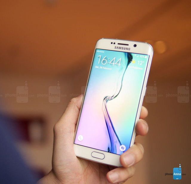 Galaxy S6 Edge kardeşi Galaxy S6'ya göre adından da anlaşılacağı gibi kavisli ekranı ile ön plana çıkıyor.Samsung'un yeni akıllı telefonu en üst düzeye sahip teknoloji ile donatılmış.