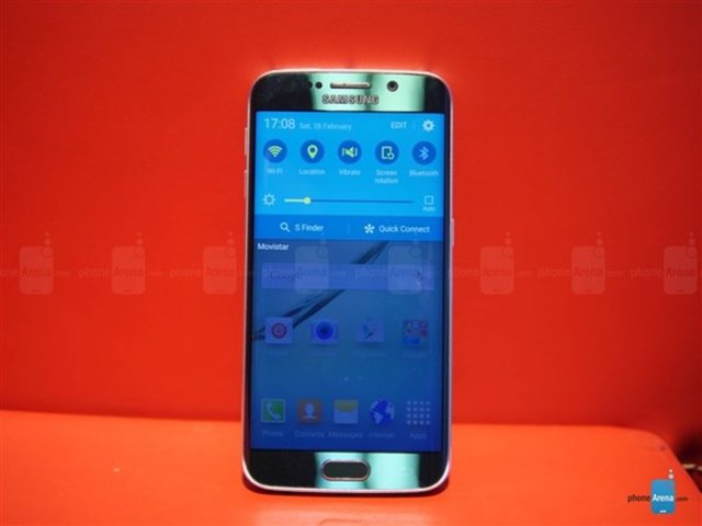 Cihaz, Beyaz İnci, Siyah Safir, Altın Platin ve Yeşil Zümrüt gibi dört renk seçeneğiyle geliyor. -  - Galaxy S6 Edge cam paneller ve metal tasarımdan oluştuğu halde Galaxy S5'ten daha hafif bir yapıya sahip.