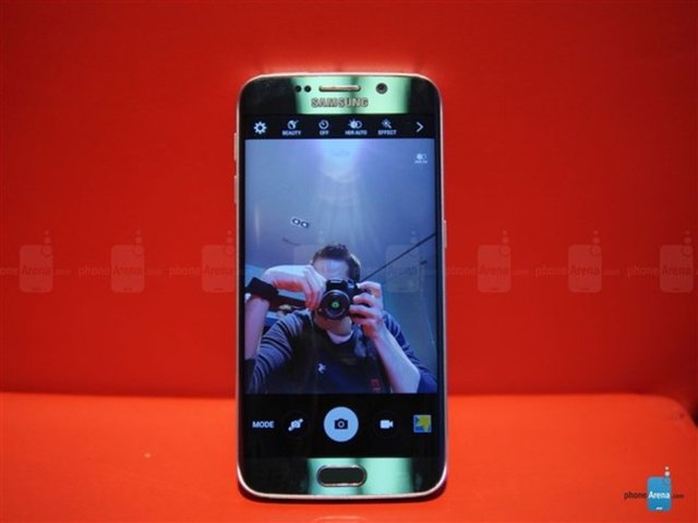 Microsoft'un Skype, OneDrive ve OneNote gibi uygulamaları kutunun dışında kurulacak ve kullanıcılar iki yıl için 115 GB OneDrive depolama alanını hediye olarak kullanabilecek.