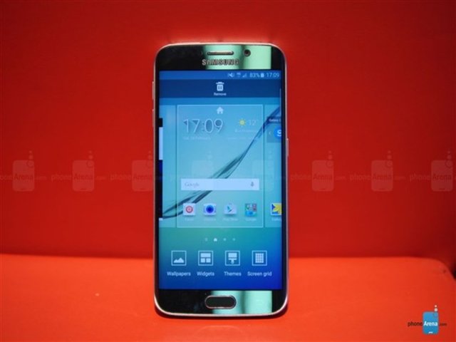 Samsung telefonun donanımı konusunda iddialı ve daha akıcı, daha hızlı bir performans ve serbest kullanıcı arayüzü vaat ediyor. Yeni Touchwiz kutudan çok sade bir tasarım ve daha az özellikle çıkıyor.