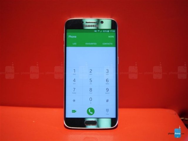 Cihaz, 5.1 inç QHD (x 2560 1440) çözünürlükte ekran özelliğine sahip. Galaxy S6 ile aynı ekran özelliğine sahip telefonun tek farkı kenar eğrileri.Galaxy S6 ve Galaxy S6 Edge Samsung'un 64-bit kendi işlemcisi tarafından destekleniyor.