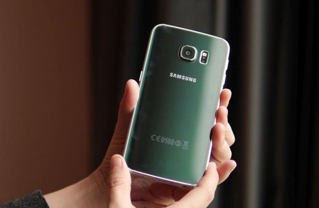 Özçekim kamerası da cihazdaki teknolojinin etkileyici bir parçası.Galaxy S6 Edge 10 Nisan 2015 tarihinden itibaren küresel satışa sunulacak. Fiyatlandırma hala bilinmiyor ama tahminlere göre 750 $ gibi bir fiyat ile gelebilir.