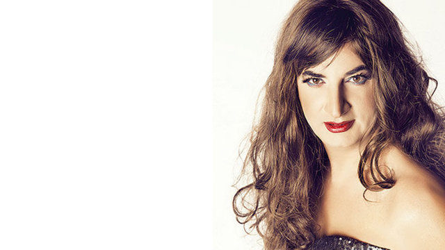 Daha önce de kadın kılığına giren şarkıcının albüm kapağı sosyal medyada alay konusu oldu.