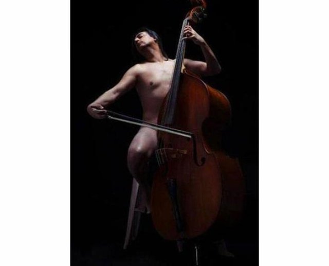 Çelik yeni albümünün kapağı için kontrbasla çıplak fotoğraf çekince olay yarattı.