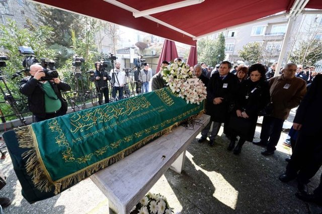 Usta yazar Yaşar Kemal'in cenazesi Teşvikiye Camii'ne getirildi. Türk Silahlı Kuvvetleri (TSK) de cenazeye çelenk gönderdi.