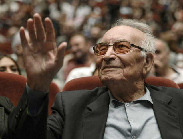 Bir süredir tedavi gördüğü İstanbul Üniversitesi İstanbul Tıp Fakültesi Hastanesi'nde 92 yaşında hayatını kaybeden Yaşar Kemal, bugün son yolculuğuna uğurlanıyor.