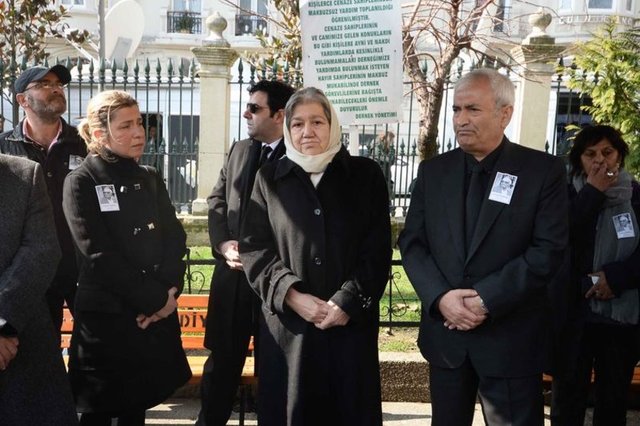 Yaşar Kemal'in cenazesi, eşi Ayşe Semiha Baban Teşvikiye Camii'nde düzenlenen cenaze töreninde taziyeleri kabul etti.