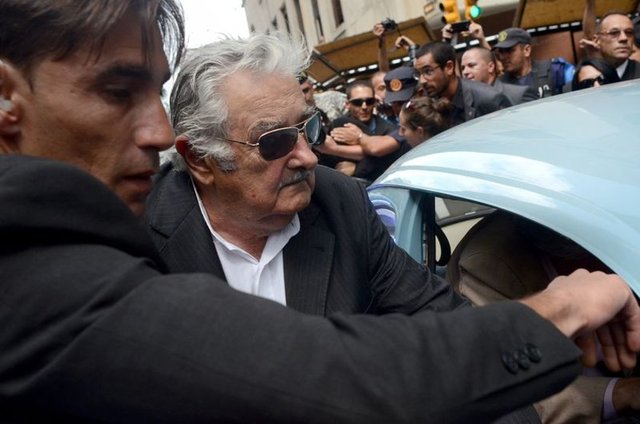 Eski bir solcu militan olan ve halk tarafından çok sevilen Mujica Uruguay'da başkanlık sarayında oturmak yerine şehir dışındaki küçük bir çiflikte yaşamayı seçmişti.