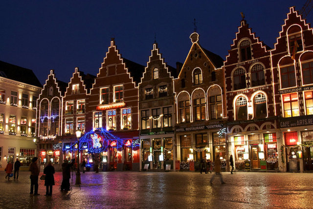 Bruge'ün 2 tane meydanı vardır. Bunlardan ilki olan Markt place tarihi dokusuyla etkileyici büyük bir meydandır.