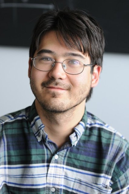 19. Christopher Hirata  - Astrofizikçiye dönüşen çocuk dahi  Christopher Hirata 225 IQ'ya sahipti ve 13 yaşında 1996 Uluslararası Fizik Olimpiyatları'nı kazanarak kazanan en genç yarışmacı oldu. Bir yıl sonra  California Teknoloji Enstitüsü'ne girdi.