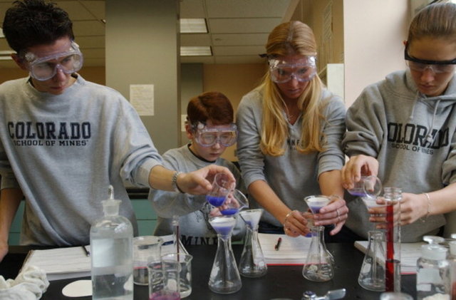 29. Dylan Jones   - 200 IQ'ya sahip Dylan Jones,  Colorado Maden Okulu'ndan 16 yaşında mezun olarak matematik, ve bilgisayar biliminden diploma, biyomühendislik ve Fen bilimleri dalında da yandal yaptı.