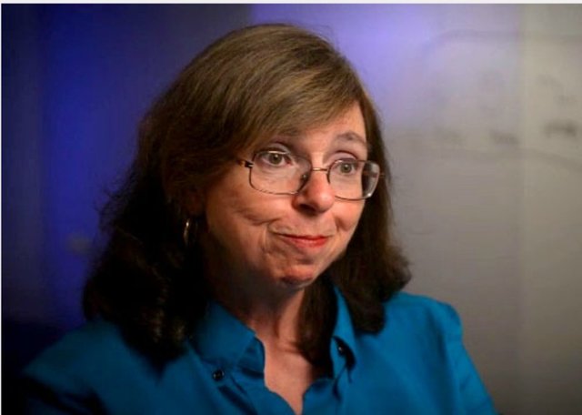 28. Edith Stern   -  - Daha 5 yaşındayken babası Edith'e Britannica Ansiklopedisini okuttu. 203 IQ'ya sahip olan Edith 12 yaşında üniversitedeydi ve 15 yaşına geldiğinde üniversite seviyesinde matematik öğretiyordu.